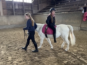 Religionsunterricht im Pferdestall